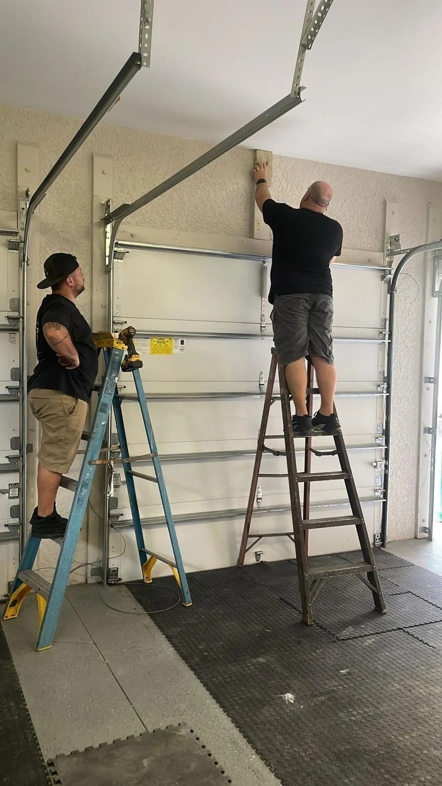 Garage door repair work, gallery photo 1